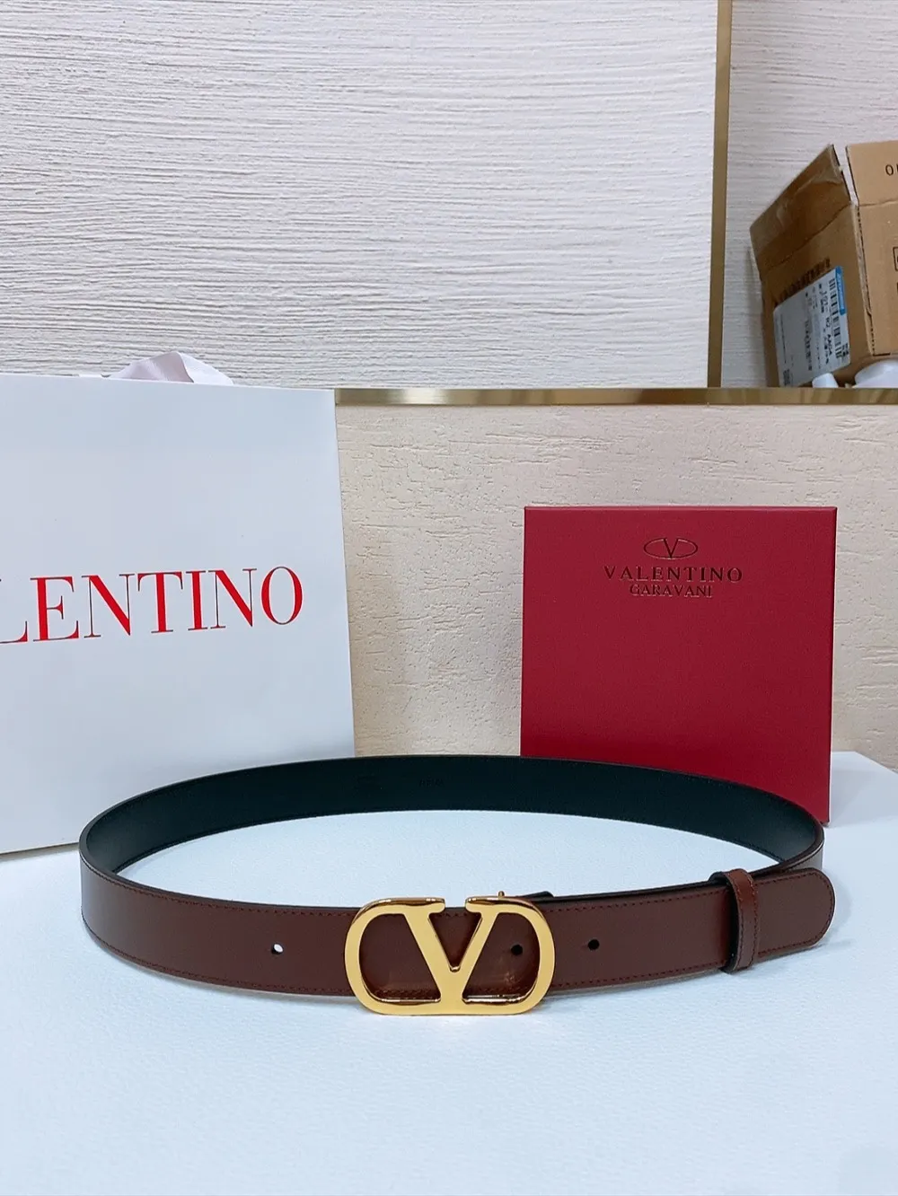 💰440💰Full package💰 💍Purchasing-grade Valentino -VLOGO SIGNATURE buckle, glossy calfskin belt -Swarovski diamond glossy buckle -Imported calfskin material, plain belt body -Width: 3 cm