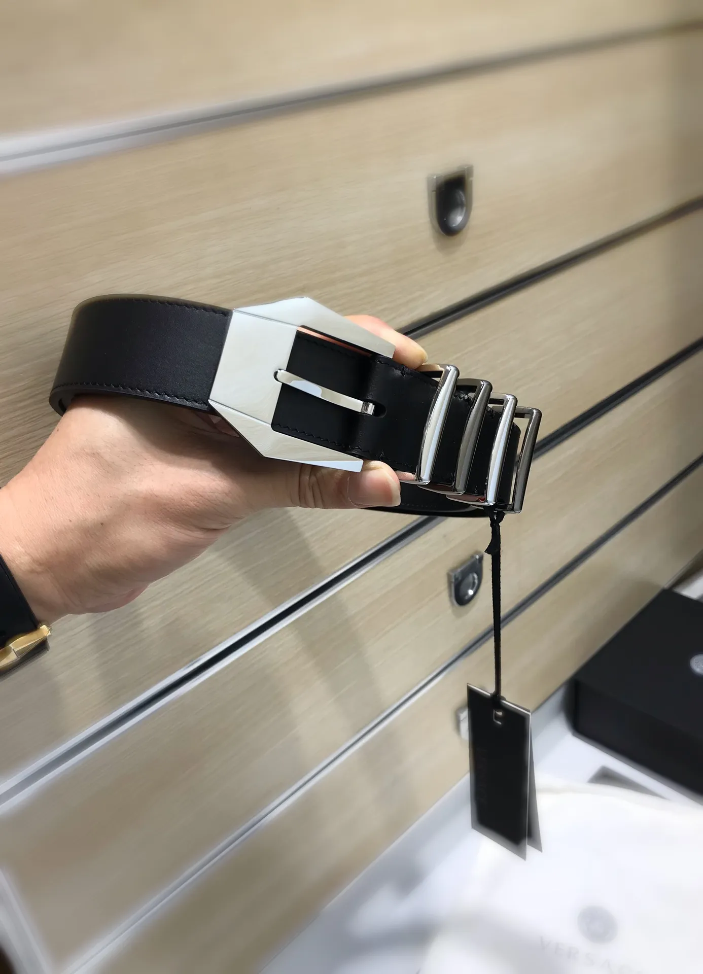 💰560💰Full set of packaging💰 💍Purchasing-grade Versace⚡️🌹Same style at the counter, real shot✈️Official website of the counter, size: 35MM wide, original three-dimensional ruthenium-palladium pin buckle, rich in design beauty , made of imported original calfskin on both sides, equipped with two-tone hardware rings and tail labels, showing personality, clear and beautiful, soft leather, comfortable feel, and high grade. High-definition real shots📷Quality guaranteed, not market goods‼ ️‼ ️