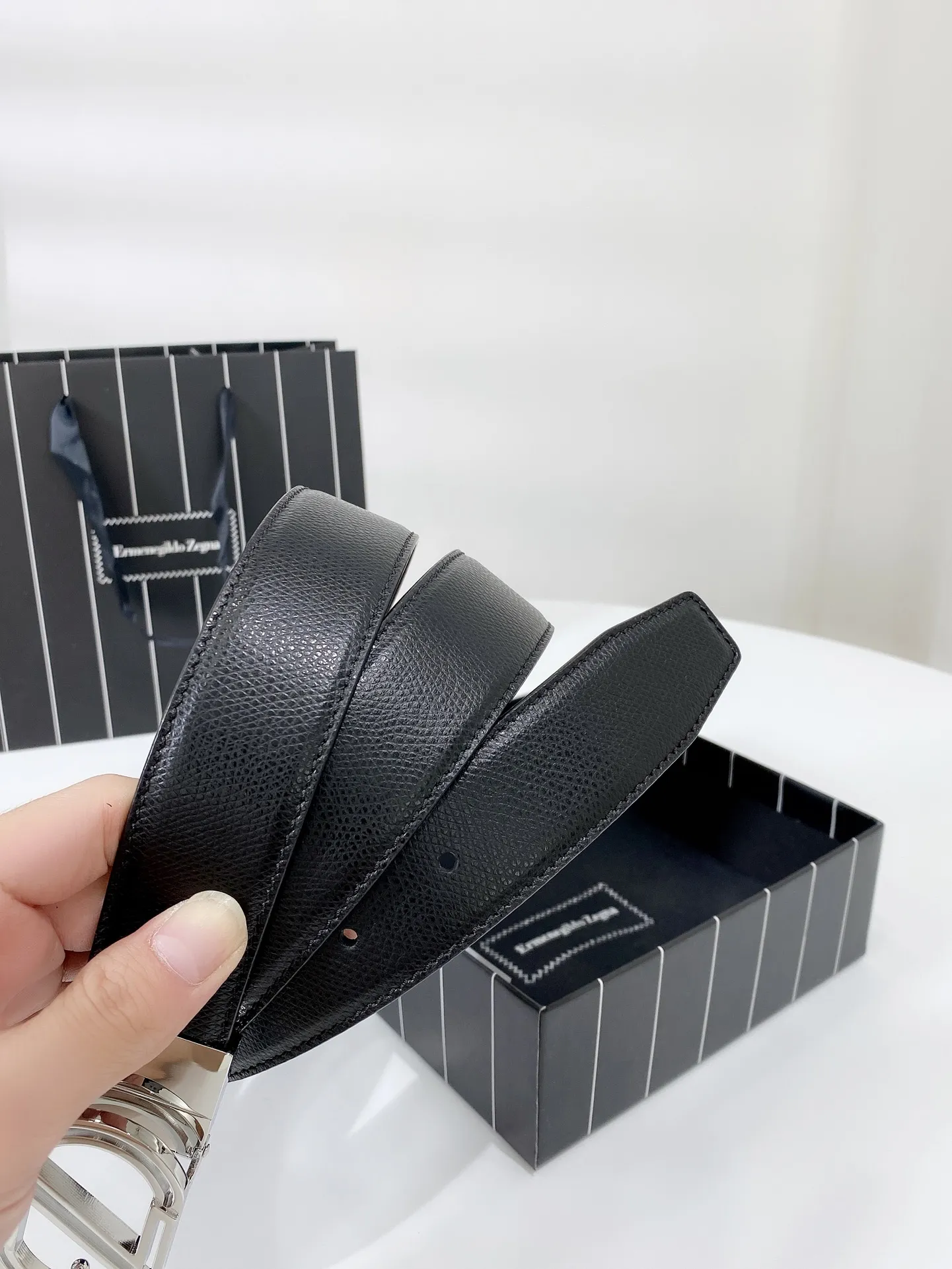 💰460💰Full set of packaging💰 💍Purchasing agent Zegna Simple style Width 3.5CM Imported first-layer palm-print cowhide (originally imported from Italy, shipped directly back by air) Imported leather features, durable and strong, the bag can be used for a lifetime, double-sided, black coffee match. Button head: pure copper buckle (gold, silver, black) size; 100-125CM (can be cut) packaging; full set of packaging