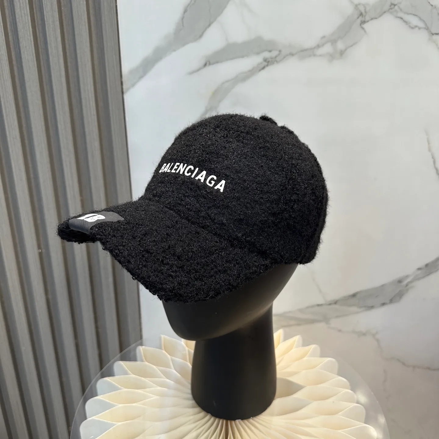 P66 Balenciaga BaIenciag's new baseball cap ~ It is a perfect interpretation of the sweet and cool style. I love it so much❤️ The top is sexy and handsome. Both are online! No girl can refuse a fluffy item.