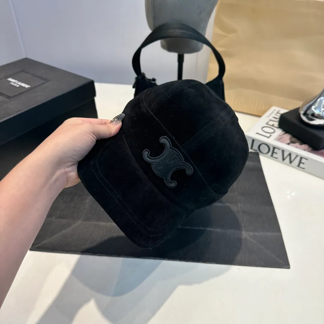 P60 CELINE's new Arc de Triomphe logo baseball cap. High quality, great color, perfect details. Latest Arc de Triomphe logo, out of stock. Must buy.