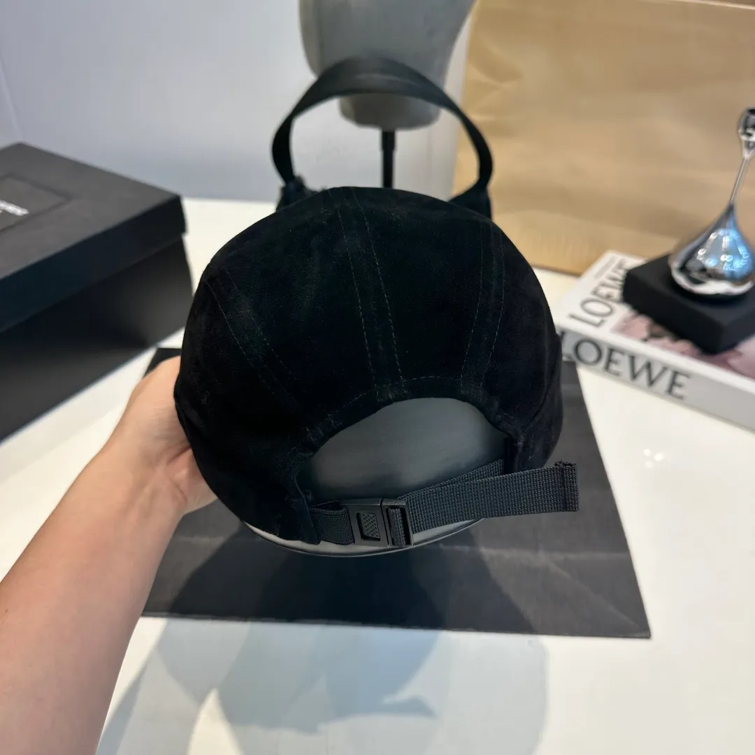 P60 CELINE's new Arc de Triomphe logo baseball cap. High quality, great color, perfect details. Latest Arc de Triomphe logo, out of stock. Must buy.