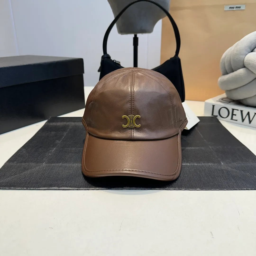 P70 CELINE new autumn cowhide baseball cap with vintage texture leather logo, double-layer material on the brim. The brim is crisp and stylish, and comes standard with fashionable cold hats.