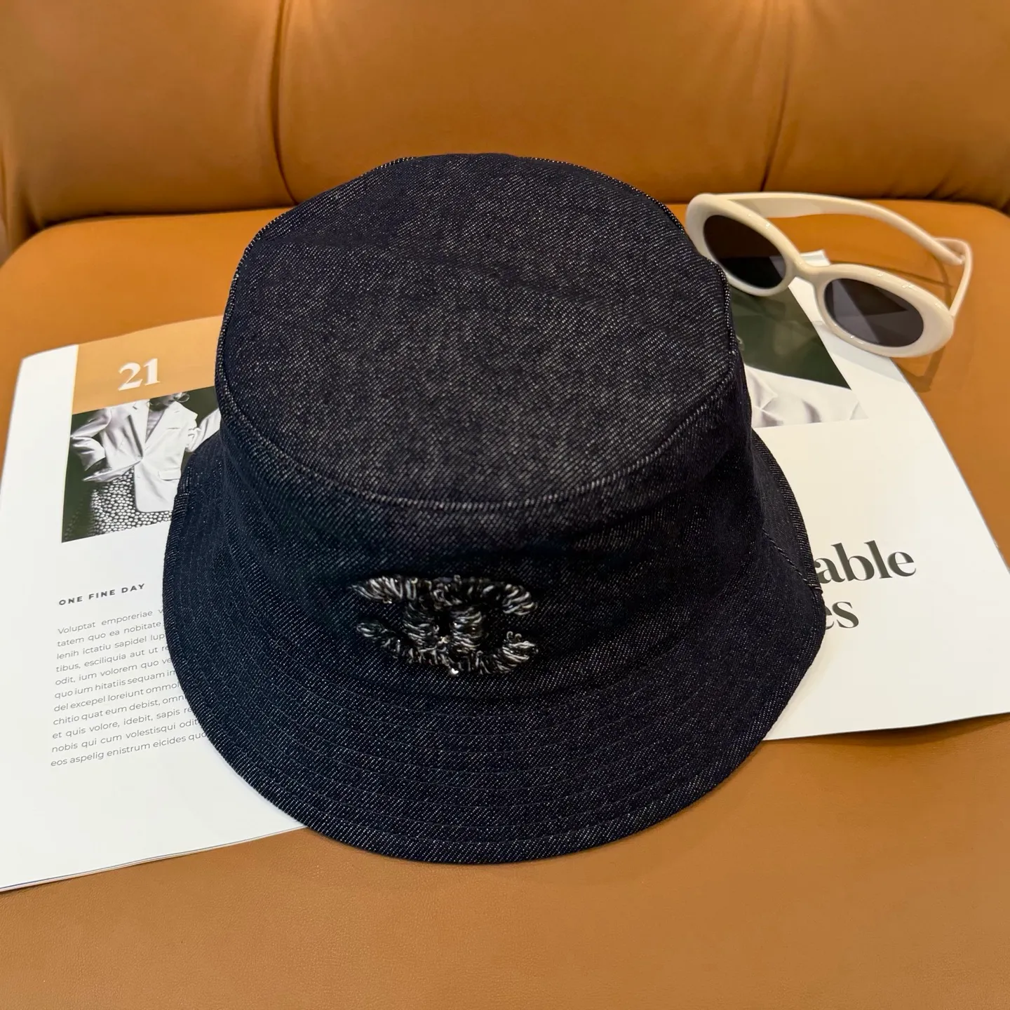 P76 The new Chanel high-version denim bucket hat is made of high-quality denim fabric, which is tough and textured and comfortable to wear. And paired with the brand's iconic double C logo, it highlights the unique fashion taste and brand charm. Suitable for a variety of occasions, whether worn with casual wear or sportswear, it can easily enhance the fashion sense of the overall look. It is a trendy item that fashion lovers cannot miss.