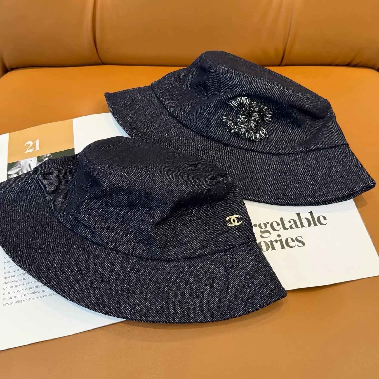 P76 The new Chanel high-version denim bucket hat is made of high-quality denim fabric, which is tough and textured and comfortable to wear. And paired with the brand's iconic double C logo, it highlights the unique fashion taste and brand charm. Suitable for a variety of occasions, whether worn with casual wear or sportswear, it can easily enhance the fashion sense of the overall look. It is a trendy item that fashion lovers cannot miss.