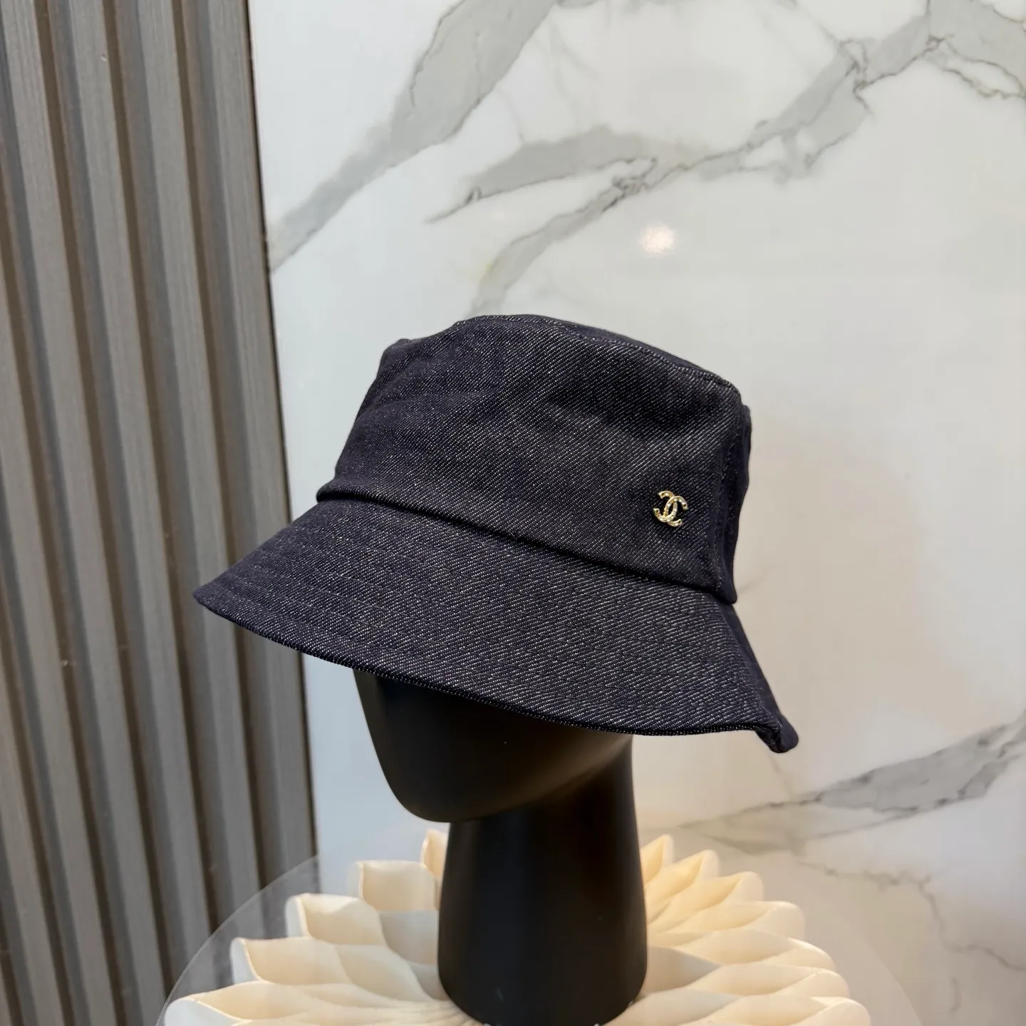 P76 The new Chanel high-version denim bucket hat is made of high-quality denim fabric, which is tough and textured and comfortable to wear. And paired with the brand's iconic double C logo, it highlights the unique fashion taste and brand charm. Suitable for a variety of occasions, whether worn with casual wear or sportswear, it can easily enhance the fashion sense of the overall look. It is a trendy item that fashion lovers cannot miss.