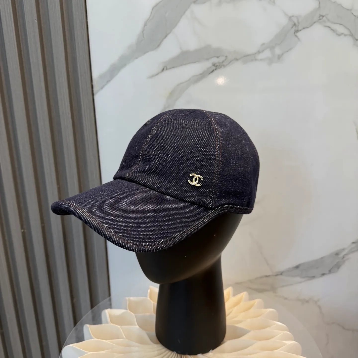 P66 new Chanel high-version denim baseball cap 🧢 is made of high-quality denim fabric, which is tough and textured and comfortable to wear. And paired with the brand's iconic double C logo, it highlights the unique fashion taste and brand charm. Suitable for a variety of occasions, whether worn with casual wear or sportswear, it can easily enhance the fashion sense of the overall look. It is a trendy item that fashion lovers cannot miss.