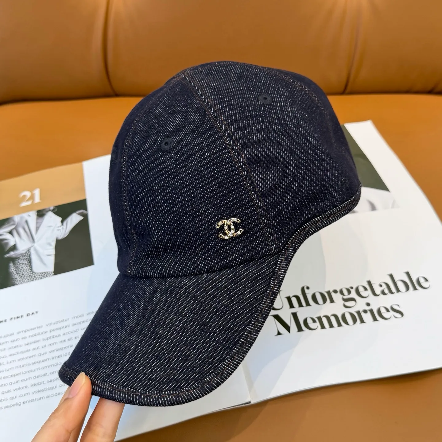 P66 new Chanel high-version denim baseball cap 🧢 is made of high-quality denim fabric, which is tough and textured and comfortable to wear. And paired with the brand's iconic double C logo, it highlights the unique fashion taste and brand charm. Suitable for a variety of occasions, whether worn with casual wear or sportswear, it can easily enhance the fashion sense of the overall look. It is a trendy item that fashion lovers cannot miss.