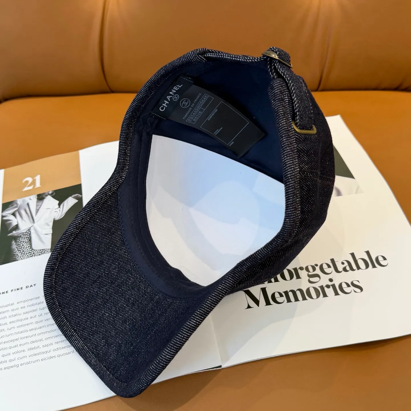 P66 new Chanel high-version denim baseball cap 🧢 is made of high-quality denim fabric, which is tough and textured and comfortable to wear. And paired with the brand's iconic double C logo, it highlights the unique fashion taste and brand charm. Suitable for a variety of occasions, whether worn with casual wear or sportswear, it can easily enhance the fashion sense of the overall look. It is a trendy item that fashion lovers cannot miss.