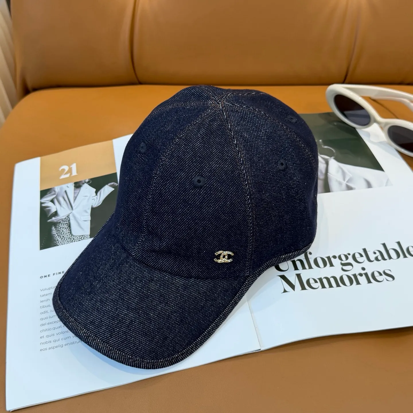 P66 new Chanel high-version denim baseball cap 🧢 is made of high-quality denim fabric, which is tough and textured and comfortable to wear. And paired with the brand's iconic double C logo, it highlights the unique fashion taste and brand charm. Suitable for a variety of occasions, whether worn with casual wear or sportswear, it can easily enhance the fashion sense of the overall look. It is a trendy item that fashion lovers cannot miss.
