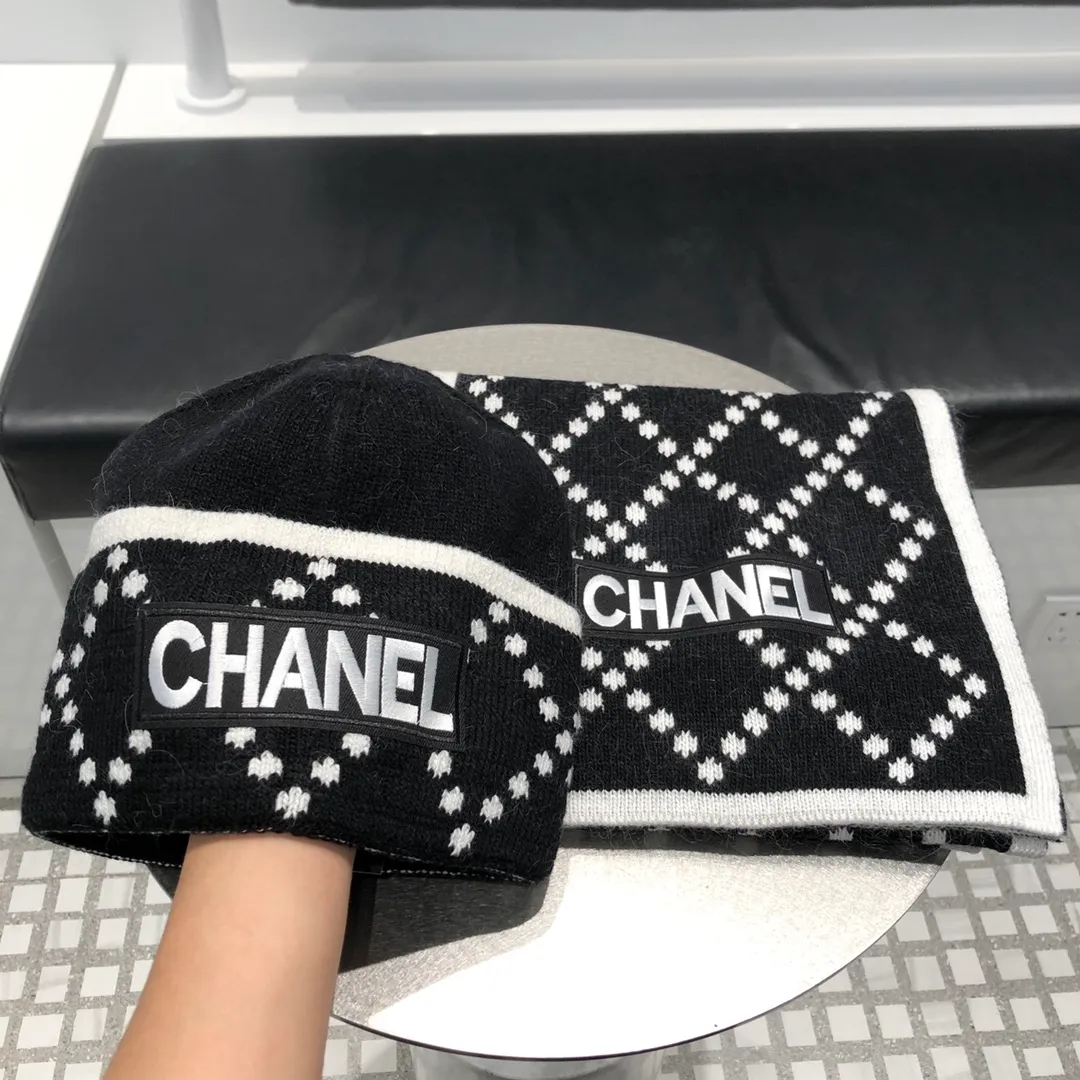 P280 CHANEL wool two-piece suit♥hat➕scarf! Classic suit hat! It's warm and super comfortable~A great tool for young ladies to reduce their age in winter~This winter, all you need is a set of hats~It's warm and fashionable!