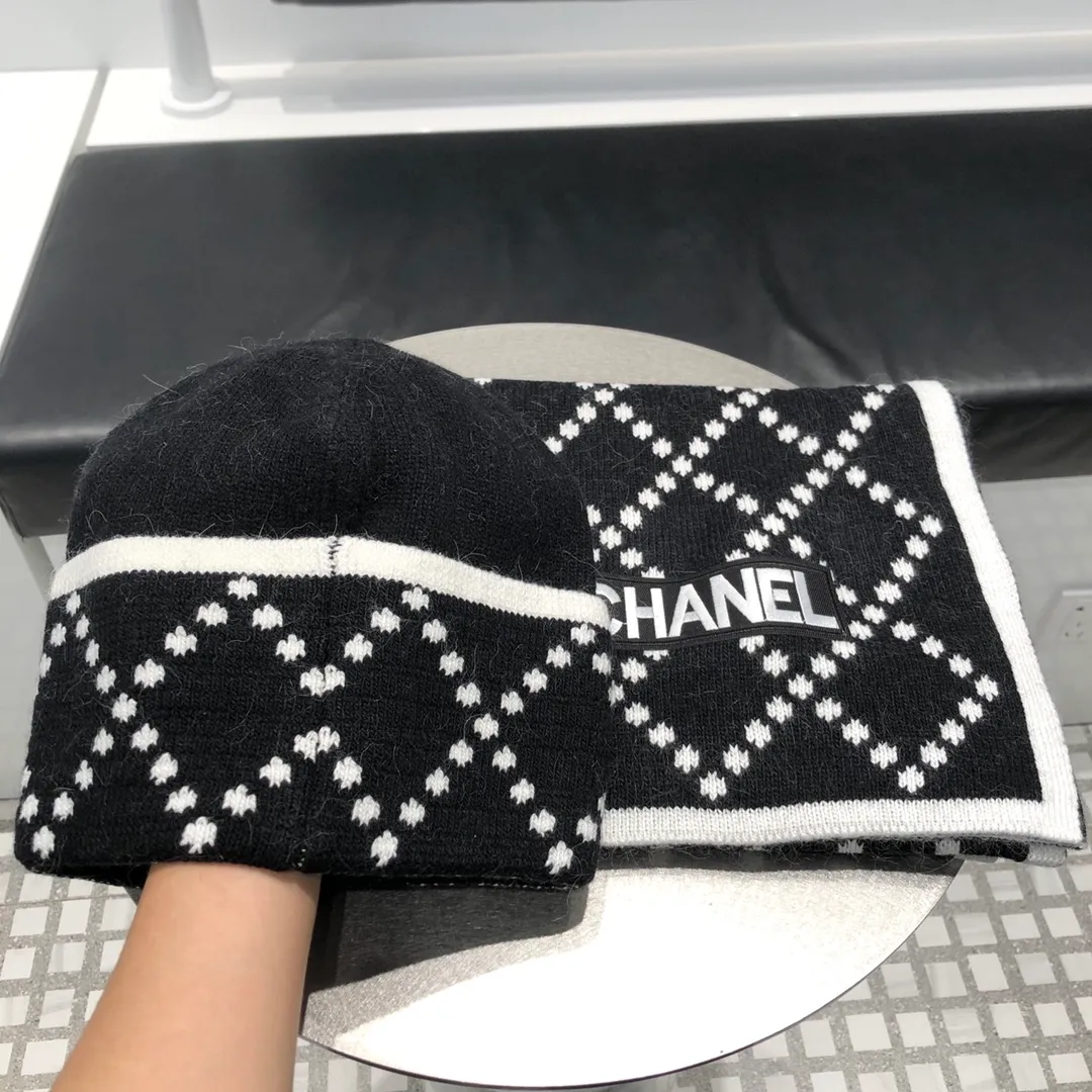 P280 CHANEL wool two-piece suit♥hat➕scarf! Classic suit hat! It's warm and super comfortable~A great tool for young ladies to reduce their age in winter~This winter, all you need is a set of hats~It's warm and fashionable!