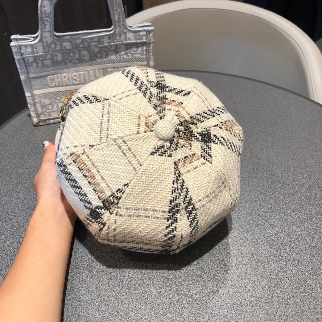 P160 CHANEL Chanel 20 autumn and winter new style, the most plaid design octagonal hat, the quality is superb, the shape of the hat is more elegant, this season's hot style!