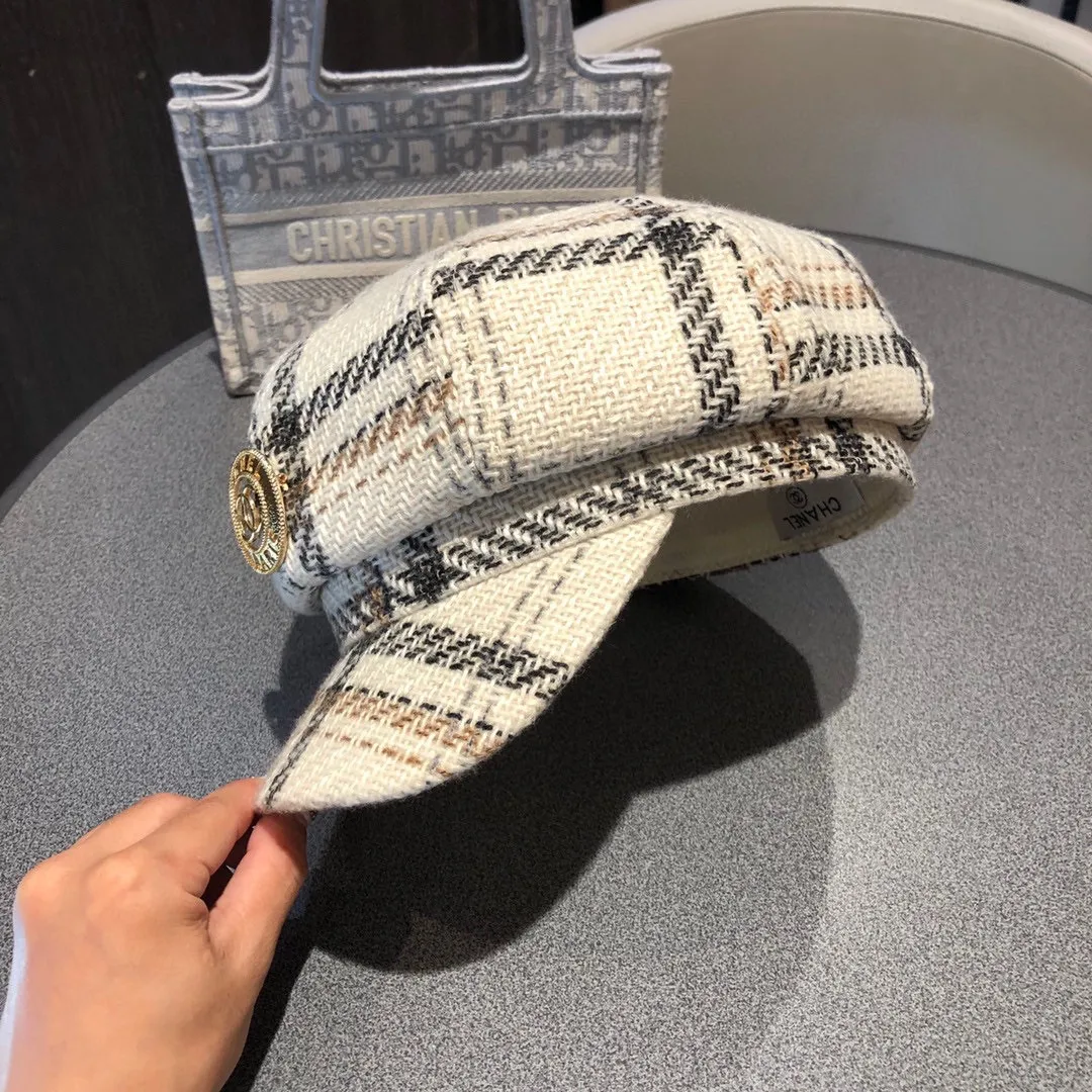 P160 CHANEL Chanel 20 autumn and winter new style, the most plaid design octagonal hat, the quality is superb, the shape of the hat is more elegant, this season's hot style!