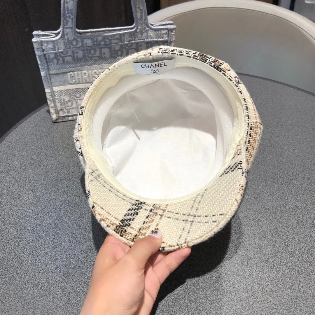 P160 CHANEL Chanel 20 autumn and winter new style, the most plaid design octagonal hat, the quality is superb, the shape of the hat is more elegant, this season's hot style!