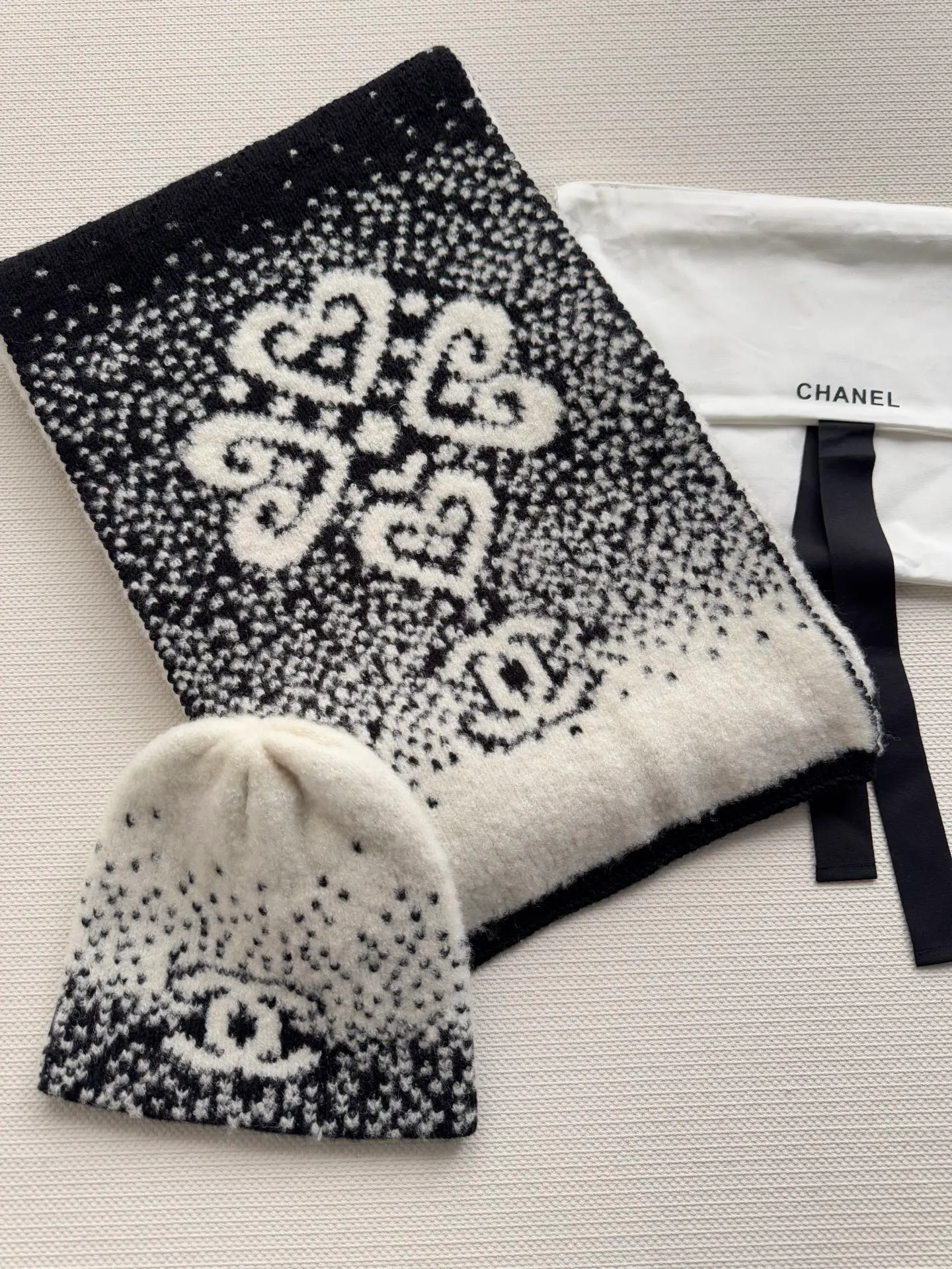 Scarf P540, hat P400, single selection available. New! Chanel (Chanel) gradient color block pattern scarf is made of wool blended material and 7-needle drawing process. The surface of the fabric has three-dimensional textures, a sense of layering, and a concave and convex grid texture. After the weaving is completed, the logo black and white classic color scarf is hand-picked to show the elegance. Wear it casually to create a simple and fashionable feeling and immediately enhance the overall look. 40% wool 32% silk 28% cashmere