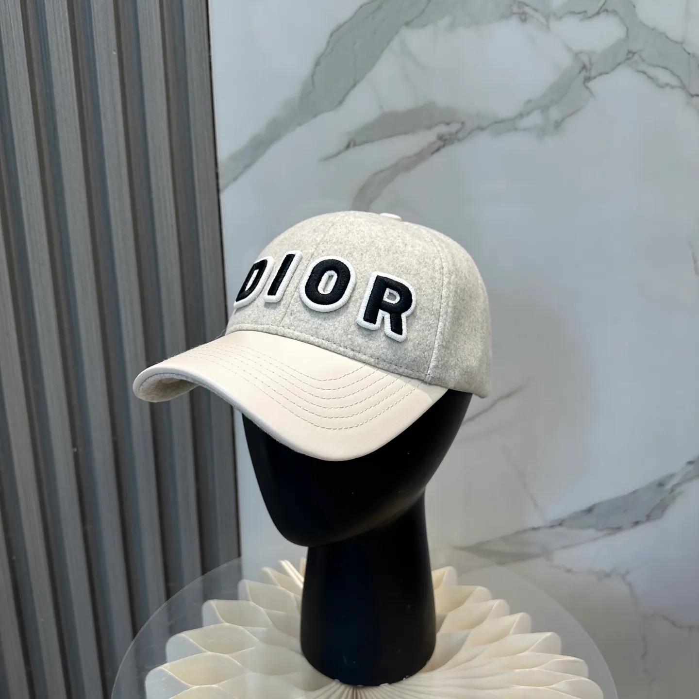 P70 Dior's new wool baseball cap for autumn and winter~ It is a super perfect interpretation of the sweet and cool style. I love it so much❤️ The top is sexy and handsome. Both are online! Same style for men and women