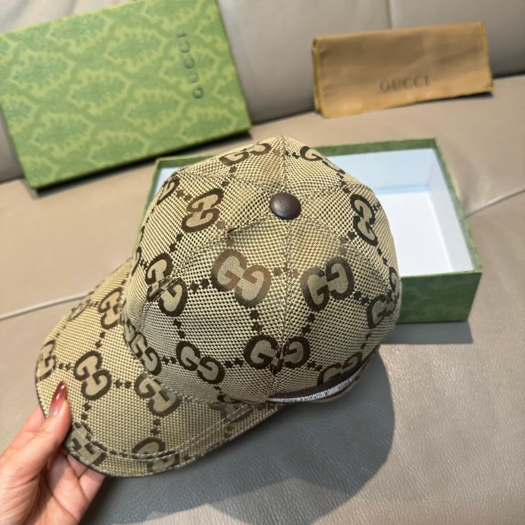 p90., Gucci Gucci’s new original baseball cap, large double G, 1:1 mold opening and customization at the counter, perfect matching pattern, original canvas fabric + first-layer cowhide, light and breathable! The basic head circumference is 56cm, and the patch is adjustable.
