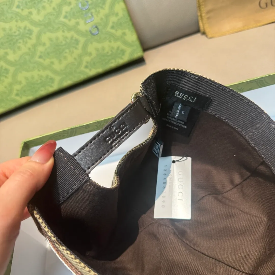 p90., Gucci Gucci’s new original baseball cap, large double G, 1:1 mold opening and customization at the counter, perfect matching pattern, original canvas fabric + first-layer cowhide, light and breathable! The basic head circumference is 56cm, and the patch is adjustable.