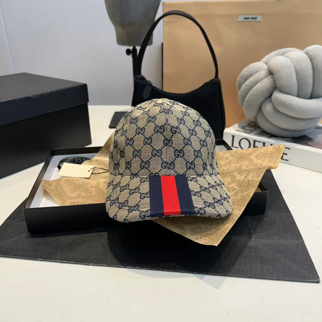 P90 Gucci (Gucci) new original baseball cap, double G webbing. 1:1 mold customization, heavy embroidery, details comparable to those at counters, original canvas fabric + first layer cowhide, excellent quality! The first choice for handsome men and beautiful women, fashionable and versatile. The basic head circumference is 56cm, and the patch is adjustable.