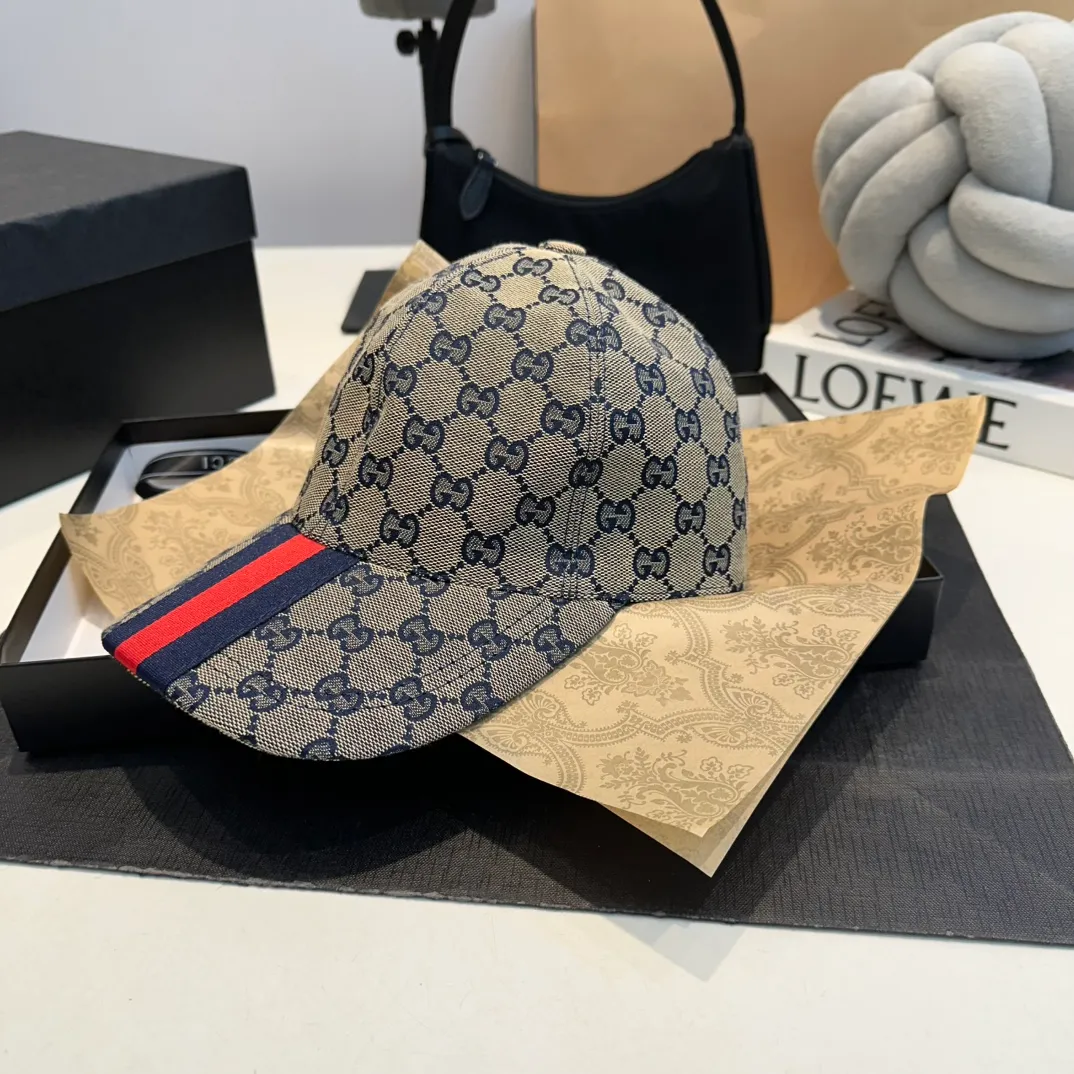P90 Gucci (Gucci) new original baseball cap, double G webbing. 1:1 mold customization, heavy embroidery, details comparable to those at counters, original canvas fabric + first layer cowhide, excellent quality! The first choice for handsome men and beautiful women, fashionable and versatile. The basic head circumference is 56cm, and the patch is adjustable.