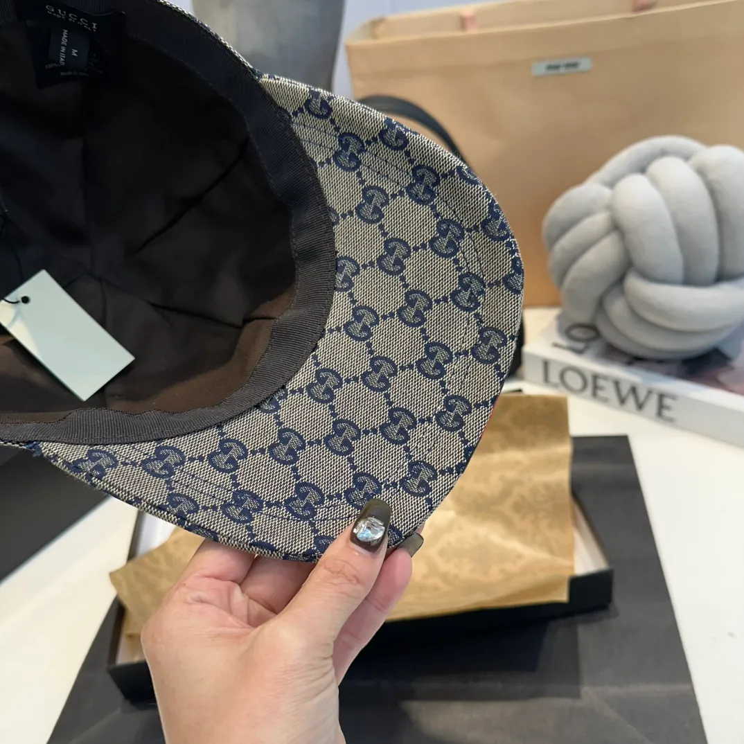 P90 Gucci (Gucci) new original baseball cap, double G webbing. 1:1 mold customization, heavy embroidery, details comparable to those at counters, original canvas fabric + first layer cowhide, excellent quality! The first choice for handsome men and beautiful women, fashionable and versatile. The basic head circumference is 56cm, and the patch is adjustable.