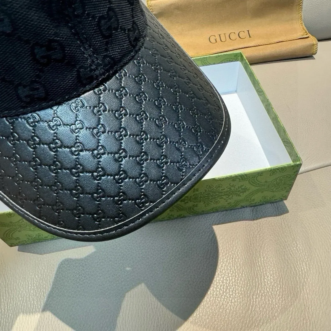 P90, Gucci (Gucci) classic original baseball cap, small double G cowhide stitching, 1:1 mold customization, excellent quality! The brim is embossed with first-layer cowhide, the quality is excellent! The basic head circumference is 56cm, the patch is adjustable, the original version is shipped in two colors from the counter, a hot seller!