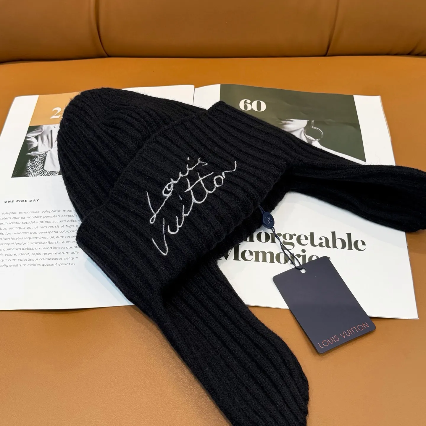 Special P96 💛 LV’s new ear protection knitted hat is made of soft wool blend, warm and comfortable, a must-have for autumn and winter. It has a handwritten embroidered logo on the front, which is highly recognizable. The toe design + draped earmuffs modify the face and are windproof. It is great for commuting and taking outdoor photos. The blue is fresh and white, and it adds a sense of atmosphere when paired with a coat and sweater. It is a practical and fashionable autumn and winter item 👍