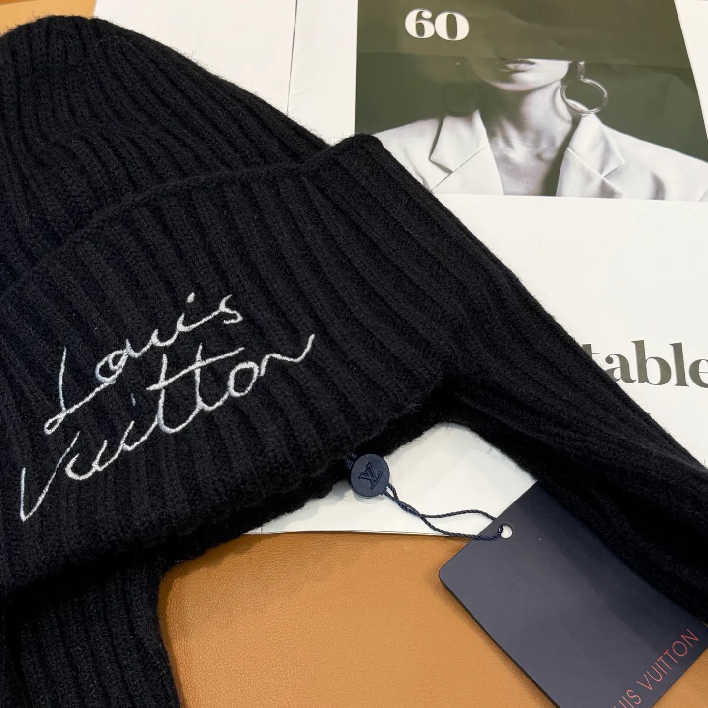 Special P96 💛 LV’s new ear protection knitted hat is made of soft wool blend, warm and comfortable, a must-have for autumn and winter. It has a handwritten embroidered logo on the front, which is highly recognizable. The toe design + draped earmuffs modify the face and are windproof. It is great for commuting and taking outdoor photos. The blue is fresh and white, and it adds a sense of atmosphere when paired with a coat and sweater. It is a practical and fashionable autumn and winter item 👍