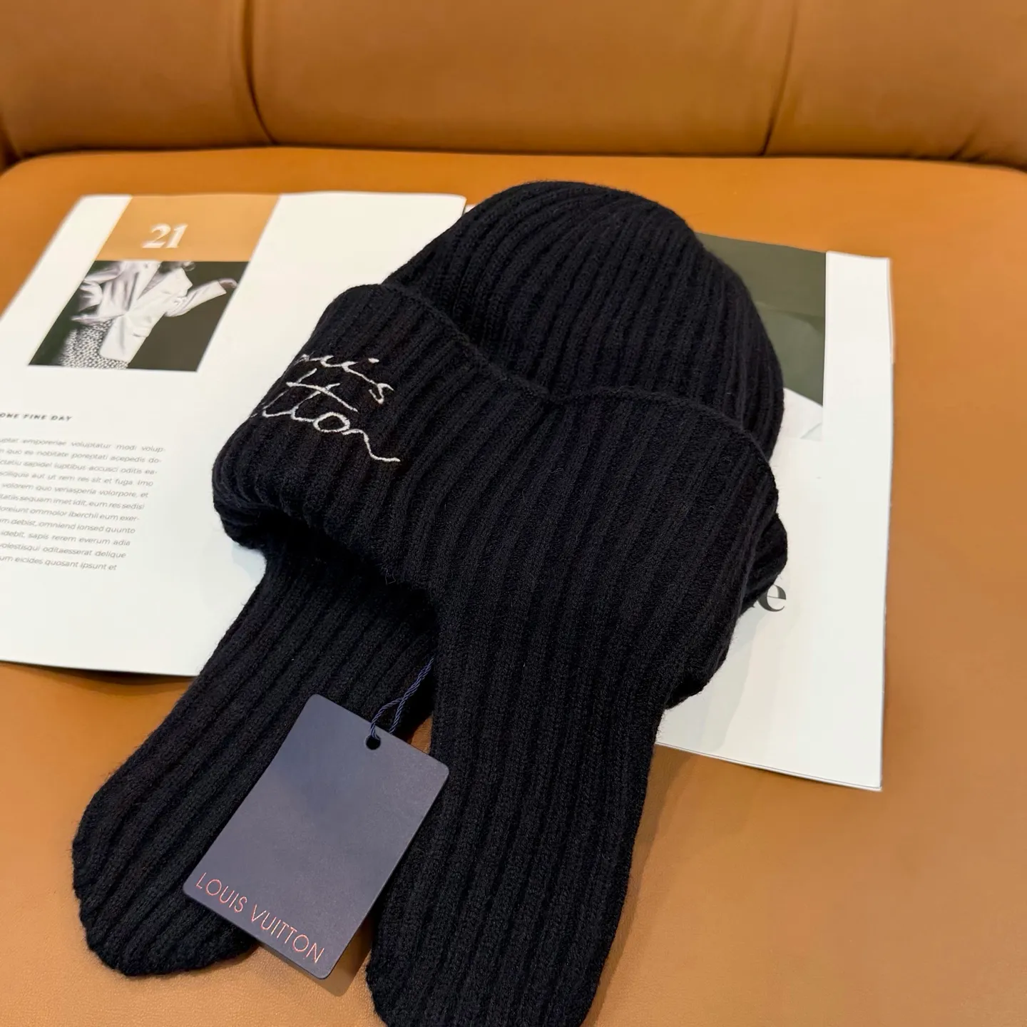 Special P96 💛 LV’s new ear protection knitted hat is made of soft wool blend, warm and comfortable, a must-have for autumn and winter. It has a handwritten embroidered logo on the front, which is highly recognizable. The toe design + draped earmuffs modify the face and are windproof. It is great for commuting and taking outdoor photos. The blue is fresh and white, and it adds a sense of atmosphere when paired with a coat and sweater. It is a practical and fashionable autumn and winter item 👍