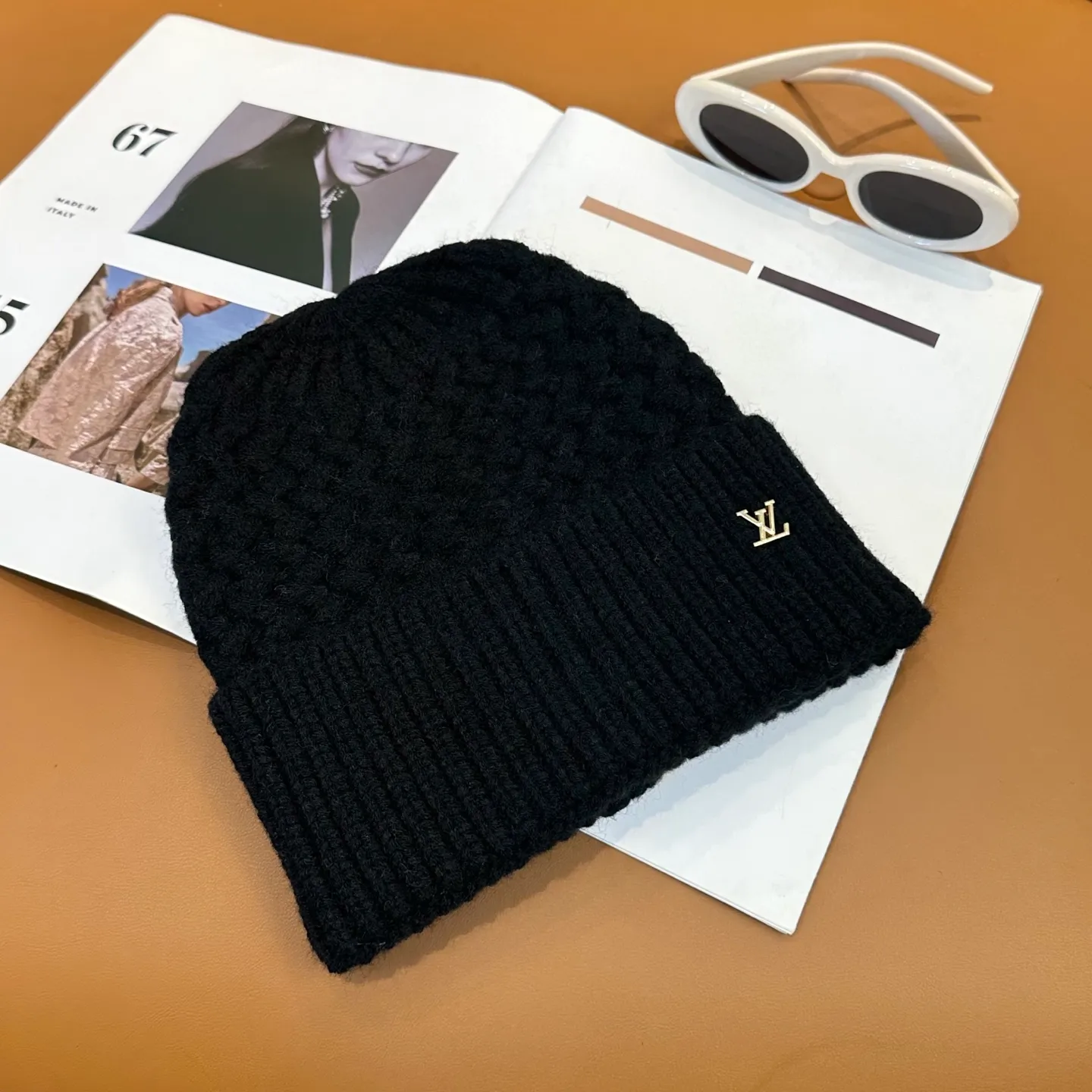 P46 ⚫️Lv new autumn and winter knitted hat, very versatile, unisex. Dear friends, you can see the details, the workmanship is neat, breathable and comfortable, and made of imported wool material! A must-have for fashionistas!