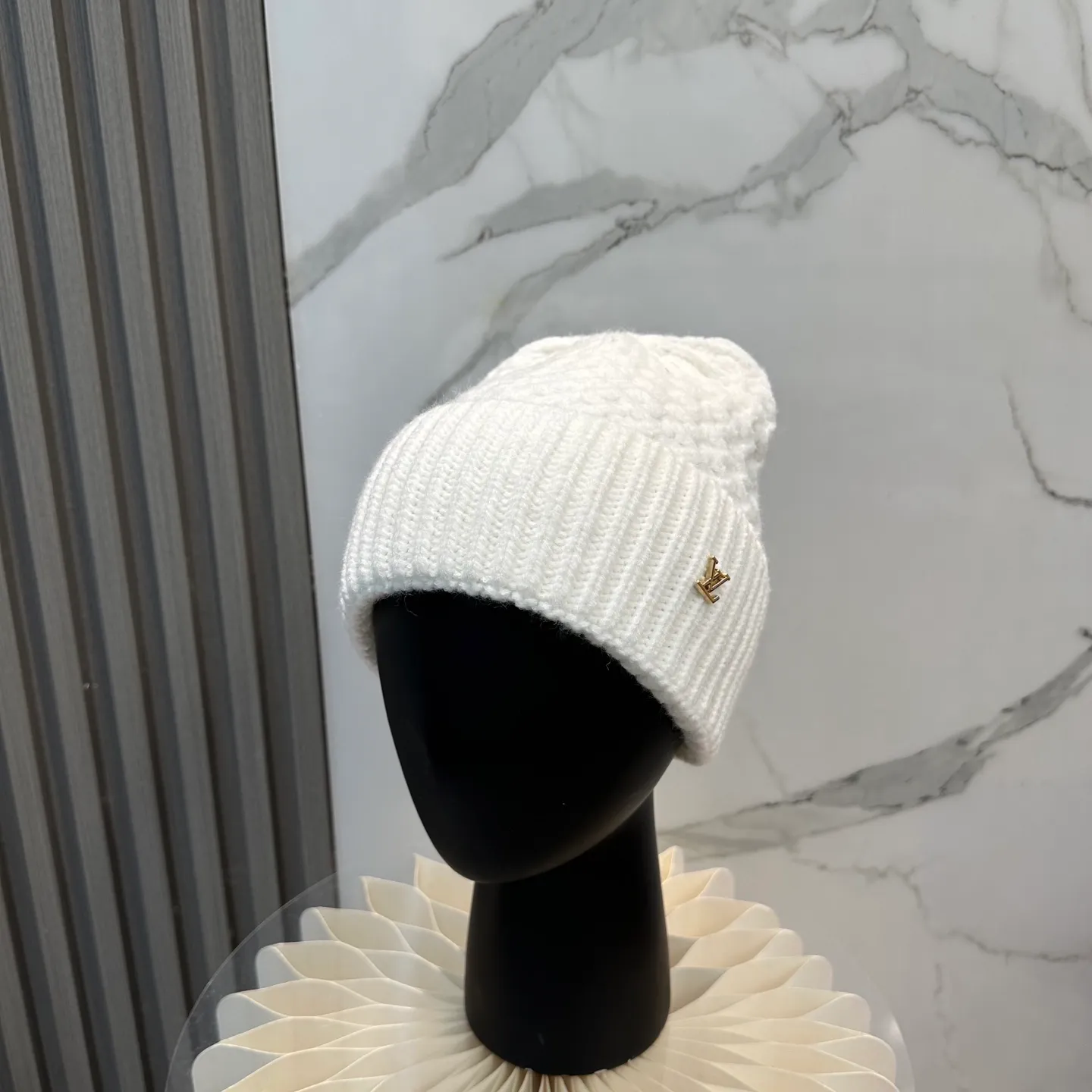 P46 ⚫️Lv new autumn and winter knitted hat, very versatile, unisex. Dear friends, you can see the details, the workmanship is neat, breathable and comfortable, and made of imported wool material! A must-have for fashionistas!