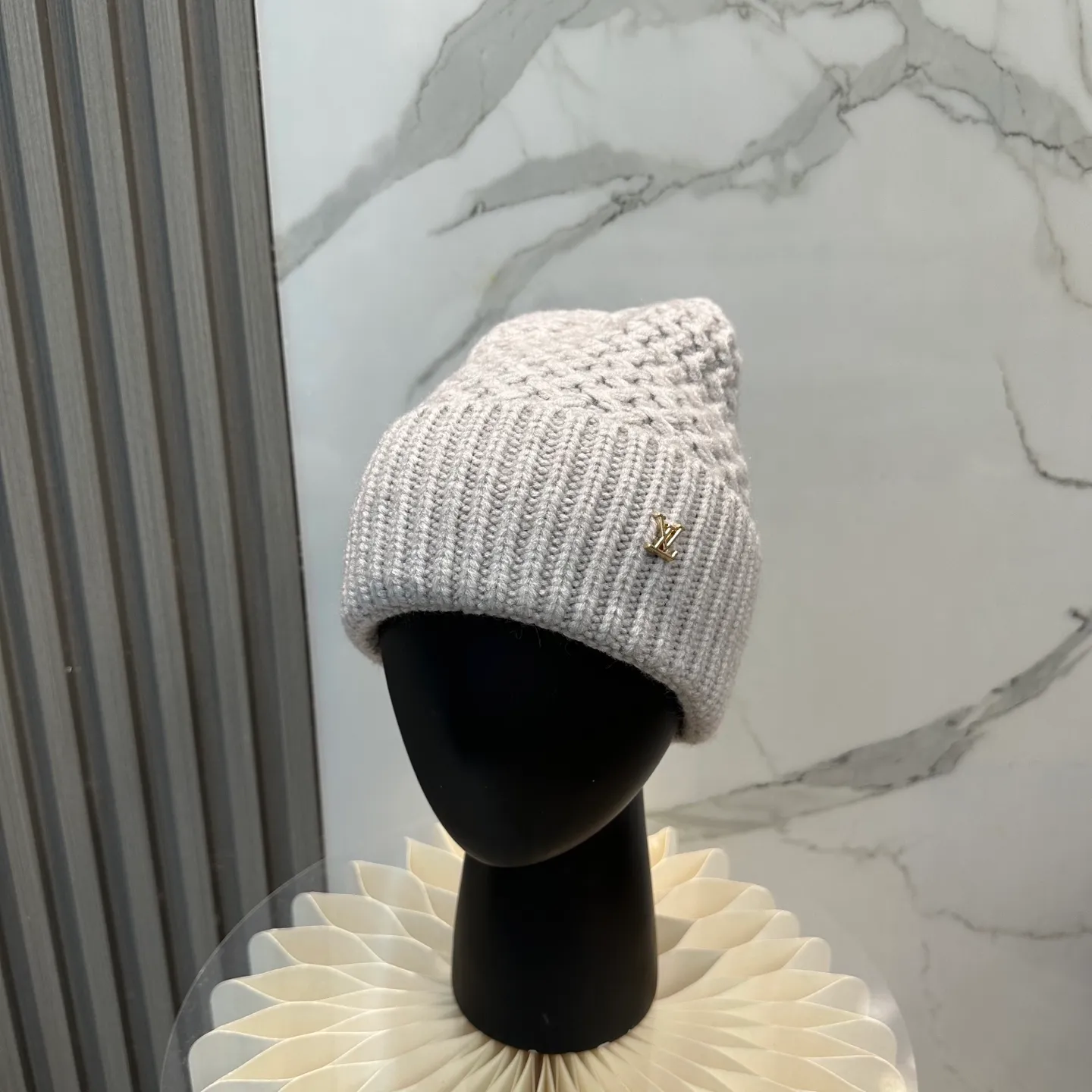 P46 ⚫️Lv new autumn and winter knitted hat, very versatile, unisex. Dear friends, you can see the details, the workmanship is neat, breathable and comfortable, and made of imported wool material! A must-have for fashionistas!