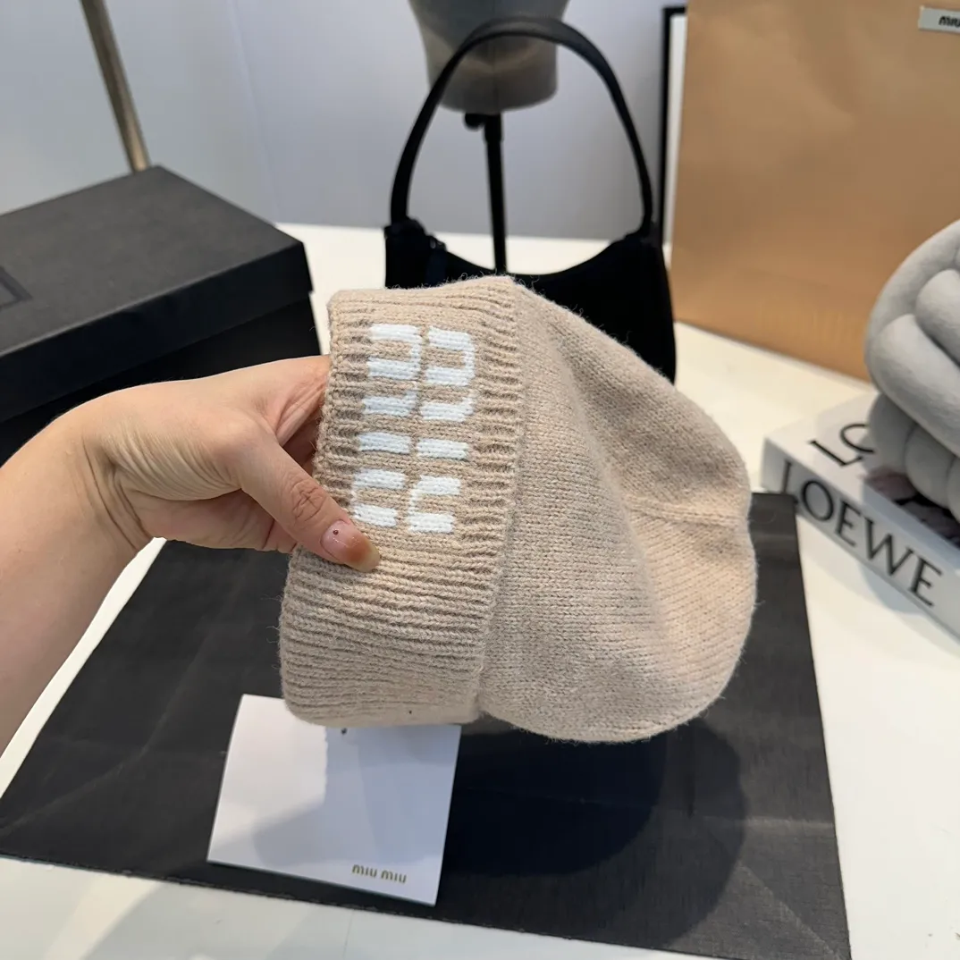 P60 MiuMiu～The new autumn and winter cold hat knitted hat is super soft and elastic, very warm, and has an amazing concave shape