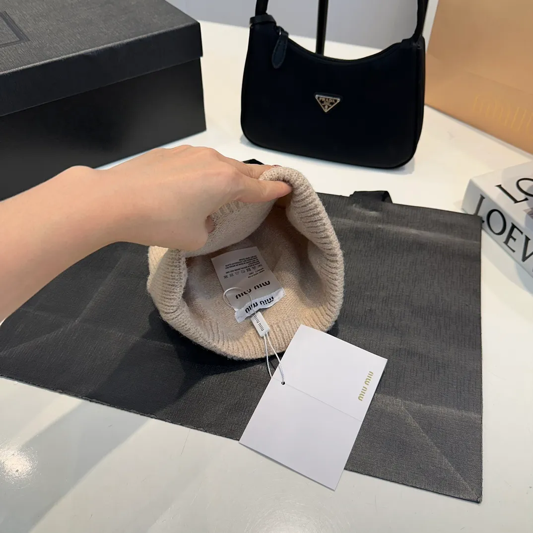 P60 MiuMiu～The new autumn and winter cold hat knitted hat is super soft and elastic, very warm, and has an amazing concave shape