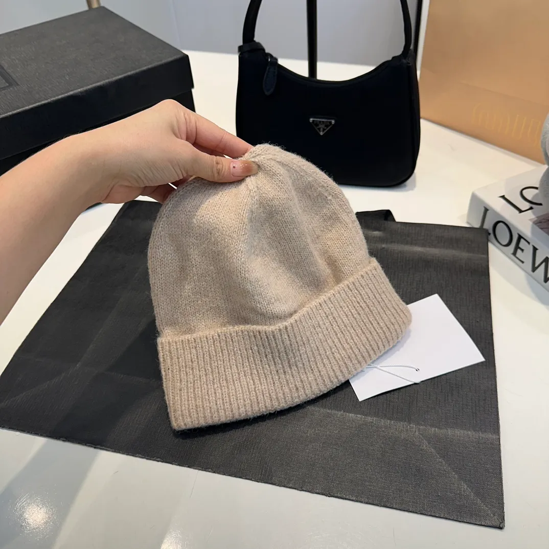 P60 MiuMiu～The new autumn and winter cold hat knitted hat is super soft and elastic, very warm, and has an amazing concave shape