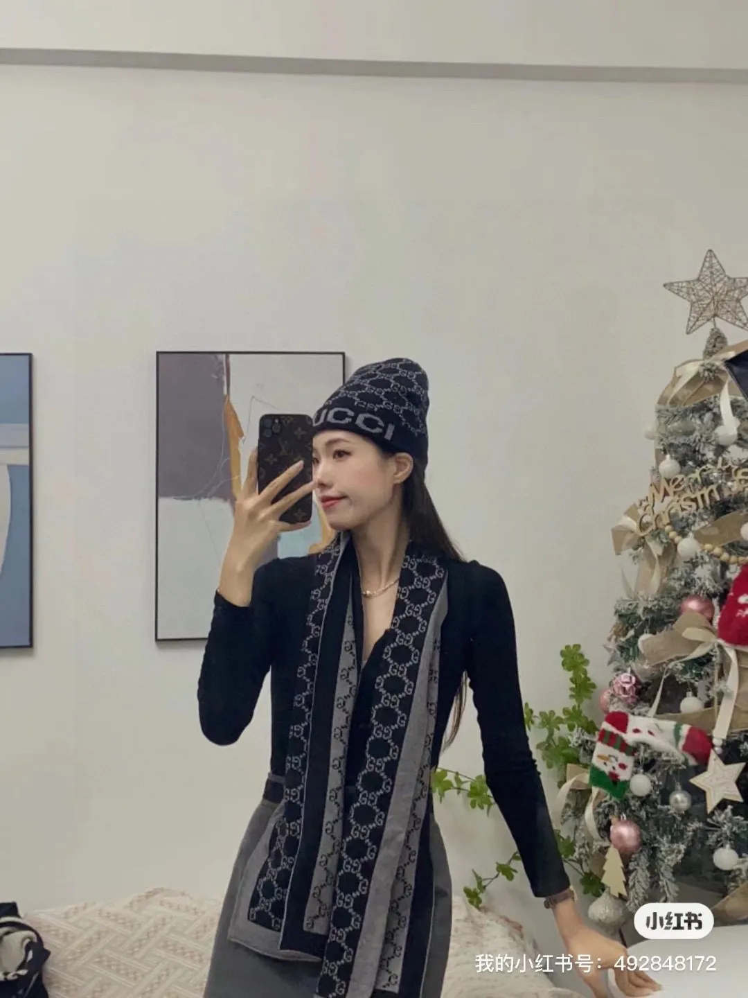 🉐️230 GUCCI classic suit hat! Hat ➕Scarf! Cashmere and Rabbit Velvet Quality! It's warm and super comfortable. This winter, all you need is a set of hats. It's warm and fashionable! Unisex model! Can be made as a couple model! Complete range of anti-counterfeiting labels and elevators! Many styles, welcome to choose!!