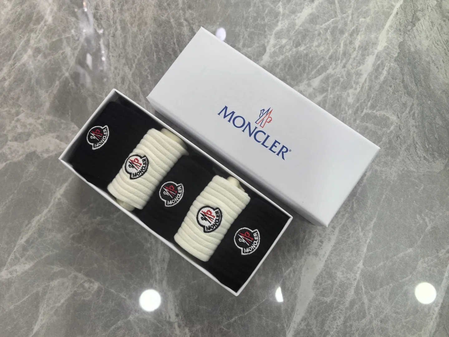 Special P100 💛 Comes with counter packaging MONCLER’s latest double-needle mid-length embroidery style pile socks! Five pairs in a box, synchronized tube socks at the counter, 💛 big brands are out, a must-have for fashionistas 🔥 super easy to match