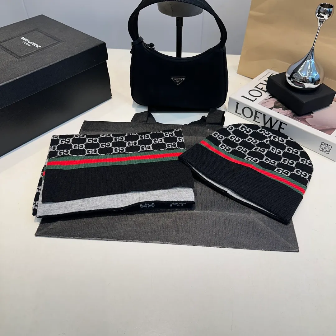 P140 GUCCI classic suit hat! Hat ➕Scarf! Cashmere and Rabbit Velvet Quality! It's warm and super comfortable~A great tool for young ladies to reduce their age in winter~This winter, all you need is a set of hats~It's warm and fashionable! Unisex model! Can be made as a couple model! Complete range of anti-counterfeiting labels and elevators! Many styles, welcome to choose!!