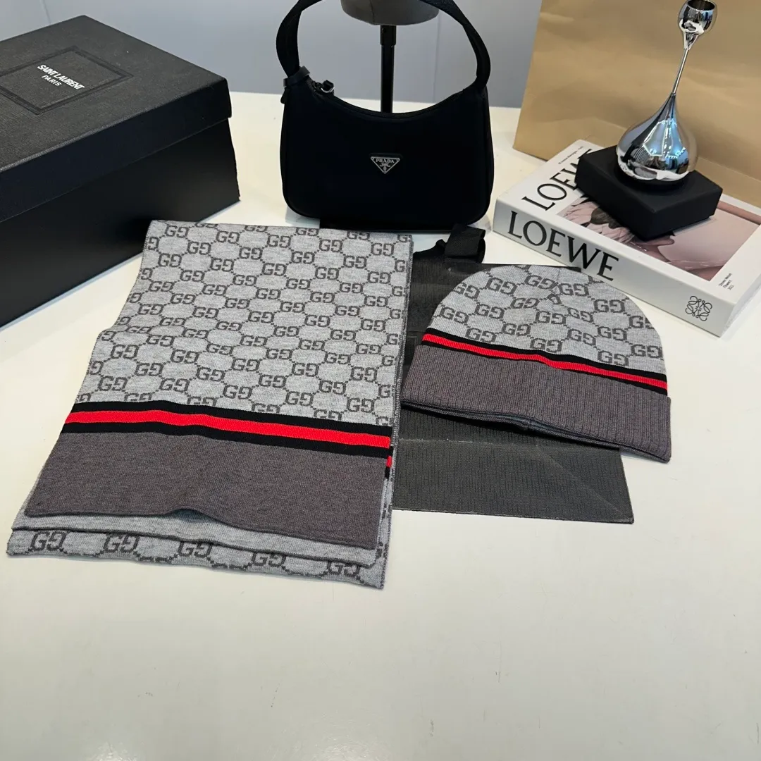 P140 GUCCI classic suit hat! Hat ➕Scarf! Cashmere and Rabbit Velvet Quality! It's warm and super comfortable~A great tool for young ladies to reduce their age in winter~This winter, all you need is a set of hats~It's warm and fashionable! Unisex model! Can be made as a couple model! Complete range of anti-counterfeiting labels and elevators! Many styles, welcome to choose!!
