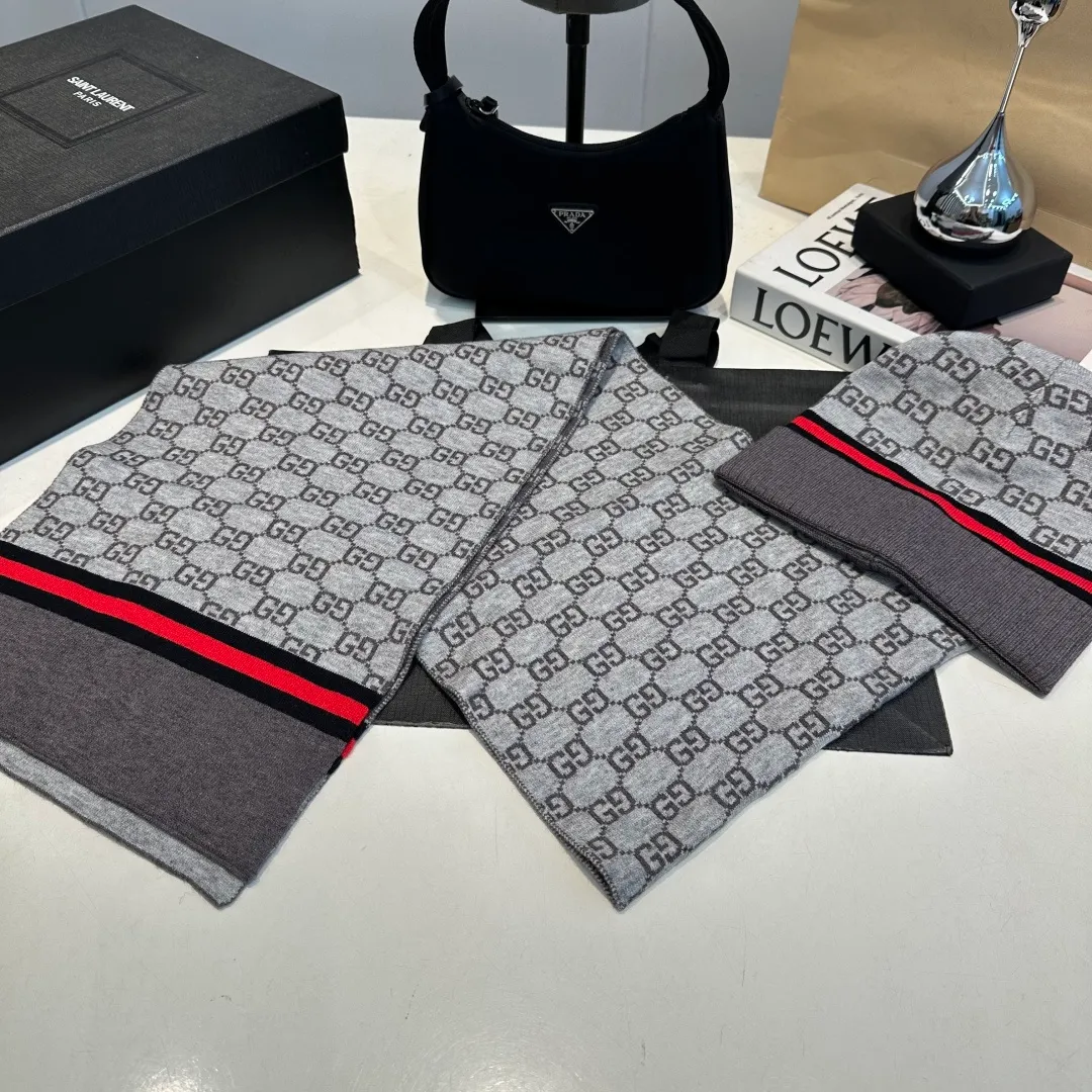 P140 GUCCI classic suit hat! Hat ➕Scarf! Cashmere and Rabbit Velvet Quality! It's warm and super comfortable~A great tool for young ladies to reduce their age in winter~This winter, all you need is a set of hats~It's warm and fashionable! Unisex model! Can be made as a couple model! Complete range of anti-counterfeiting labels and elevators! Many styles, welcome to choose!!