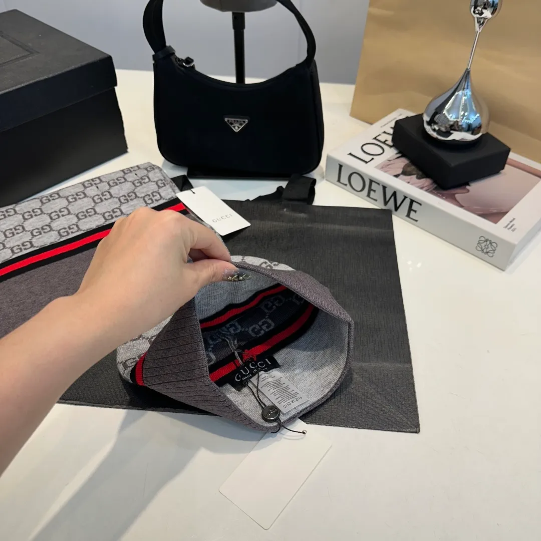 P140 GUCCI classic suit hat! Hat ➕Scarf! Cashmere and Rabbit Velvet Quality! It's warm and super comfortable~A great tool for young ladies to reduce their age in winter~This winter, all you need is a set of hats~It's warm and fashionable! Unisex model! Can be made as a couple model! Complete range of anti-counterfeiting labels and elevators! Many styles, welcome to choose!!