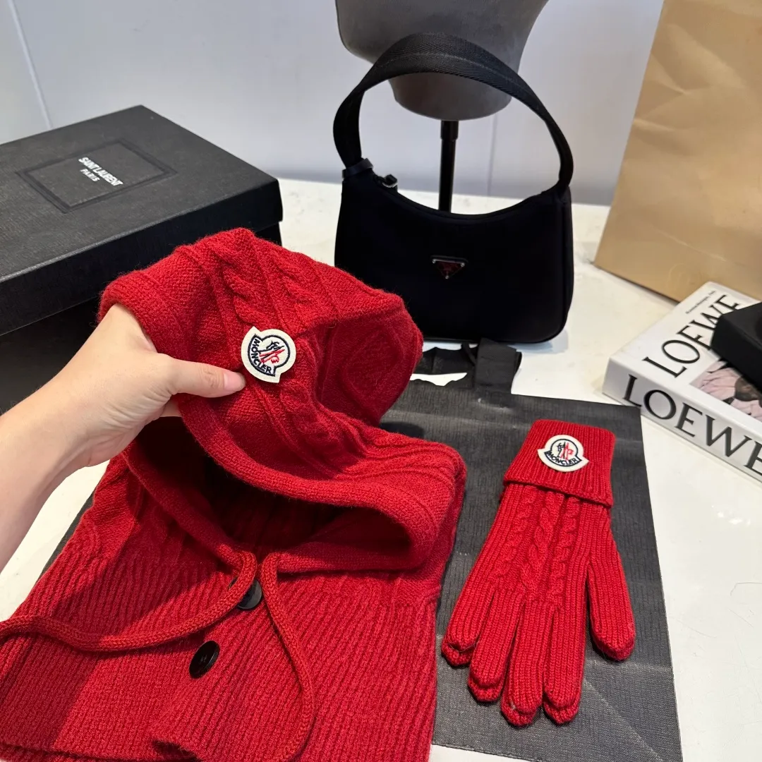 p140 Moncler Mouth Cover Set Hat + Gloves Autumn and Winter Knitted Beanie Hat This must be my favorite of minimalism. It is clean, neat, fashionable and versatile, and will definitely not be picky about your face shape! A fashionable classic that lasts forever!