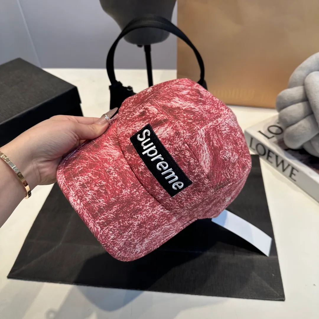 P56 Supreme 2025 official website is online at the same time. Korean version of the new British casual customized model 1:1 original quality. Unisex baseball cap. Meibang hemp jacquard geological fabric. Original quality counter.