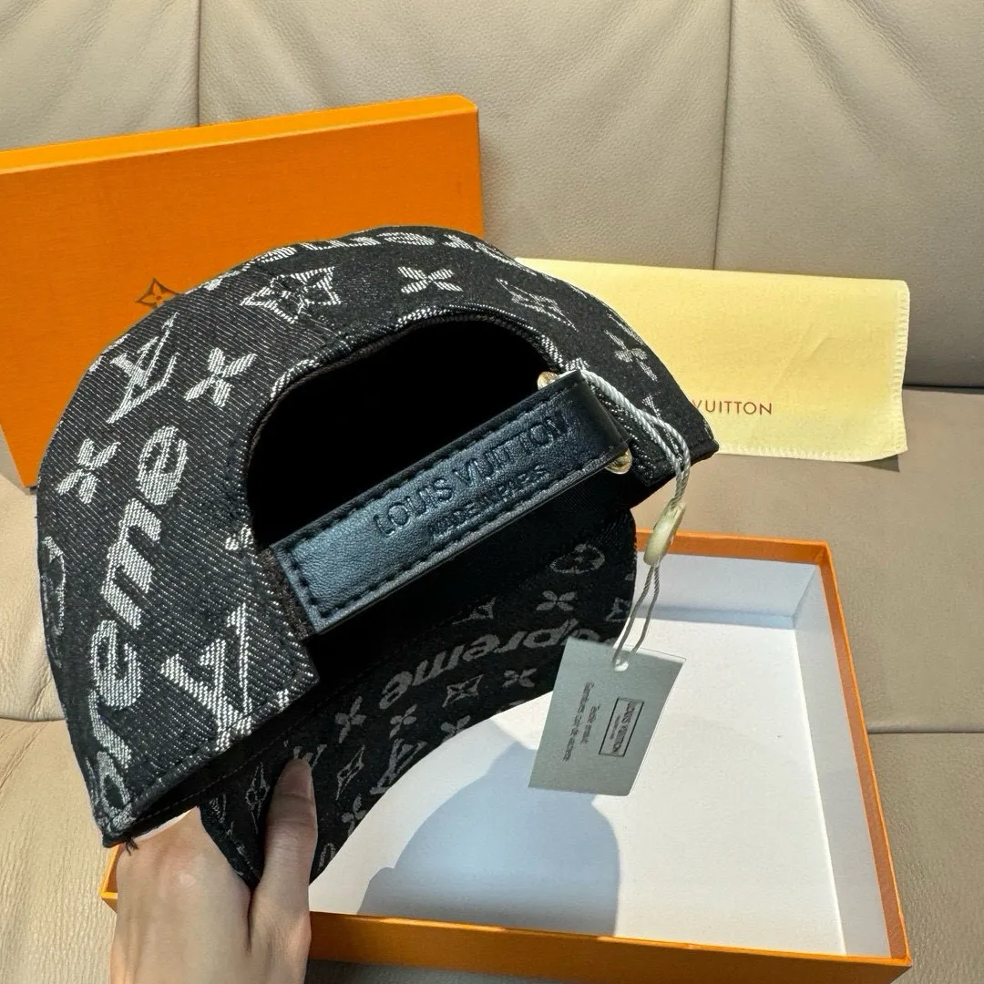 Batch 90, LV*supreme cooperation model, popular original baseball cap, 1:1 mold customization, original jacquard denim fabric + first layer of cowhide, meticulous and perfect workmanship, excellent quality, basic head circumference 56, adjustable patches.