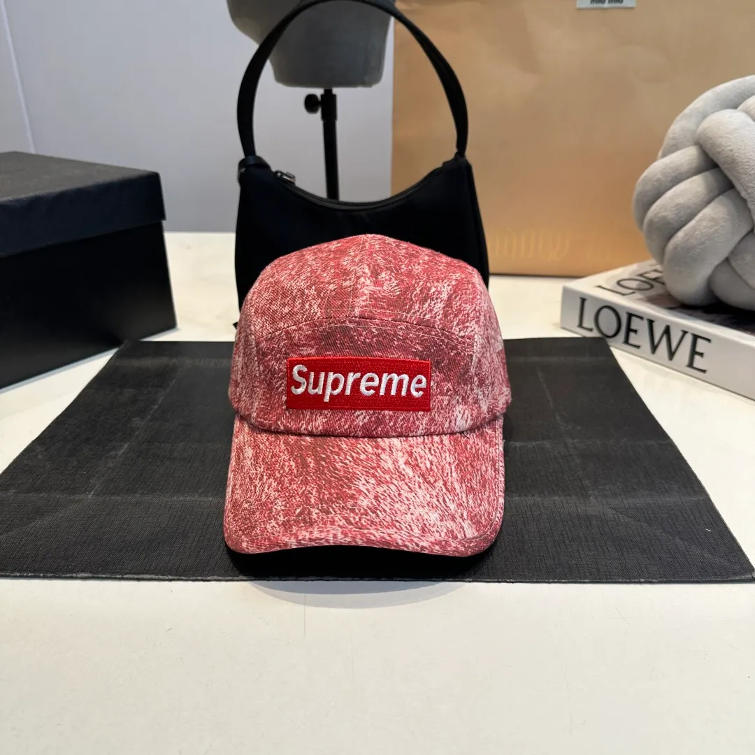 P56 Supreme 2025 official website is online at the same time. Korean version of the new British casual customized model 1:1 original quality. Unisex baseball cap. Meibang hemp jacquard geological fabric. Original quality counter.