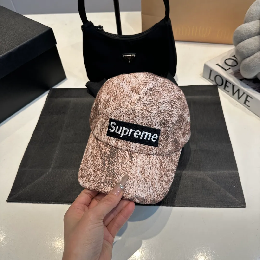 P56 Supreme 2025 official website is online at the same time. Korean version of the new British casual customized model 1:1 original quality. Unisex baseball cap. Meibang hemp jacquard geological fabric. Original quality counter.
