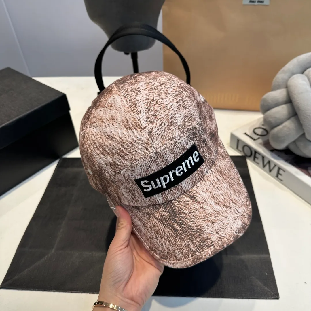 P56 Supreme 2025 official website is online at the same time. Korean version of the new British casual customized model 1:1 original quality. Unisex baseball cap. Meibang hemp jacquard geological fabric. Original quality counter.