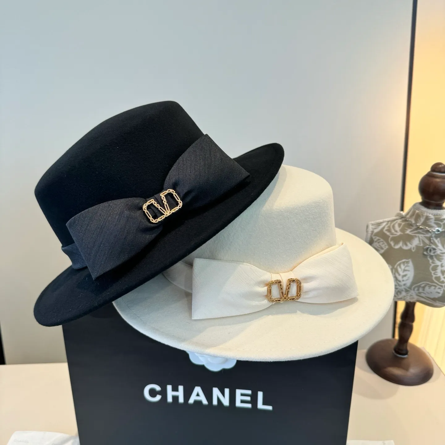 💰210¥ White Valentino new wool top hat, flat top hat, 100% wool fabric 🦙%, head circumference 57cm