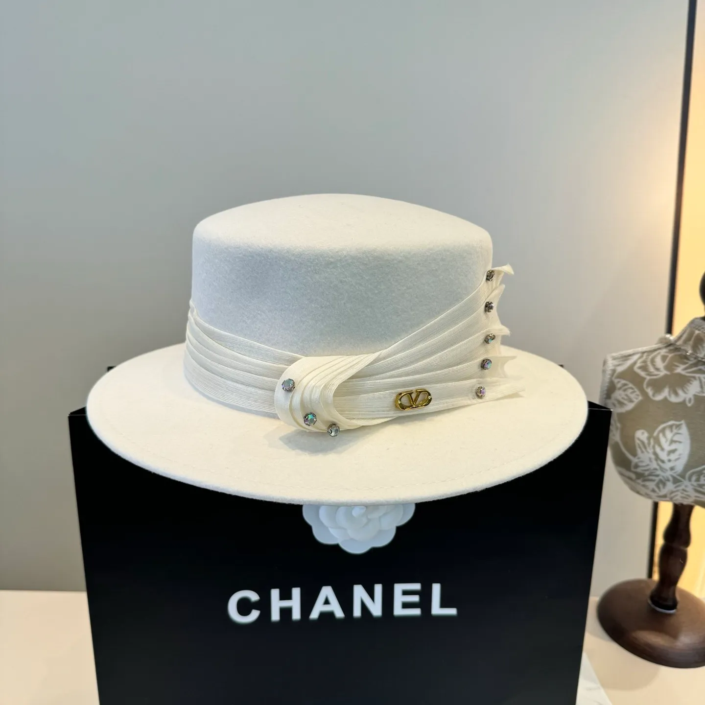 💰260¥ White Valentino new classic lady style flat top hat, head circumference 57cm